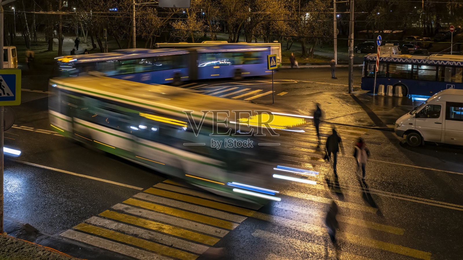 城市公共汽车终点站的公共汽车交通照片摄影图片