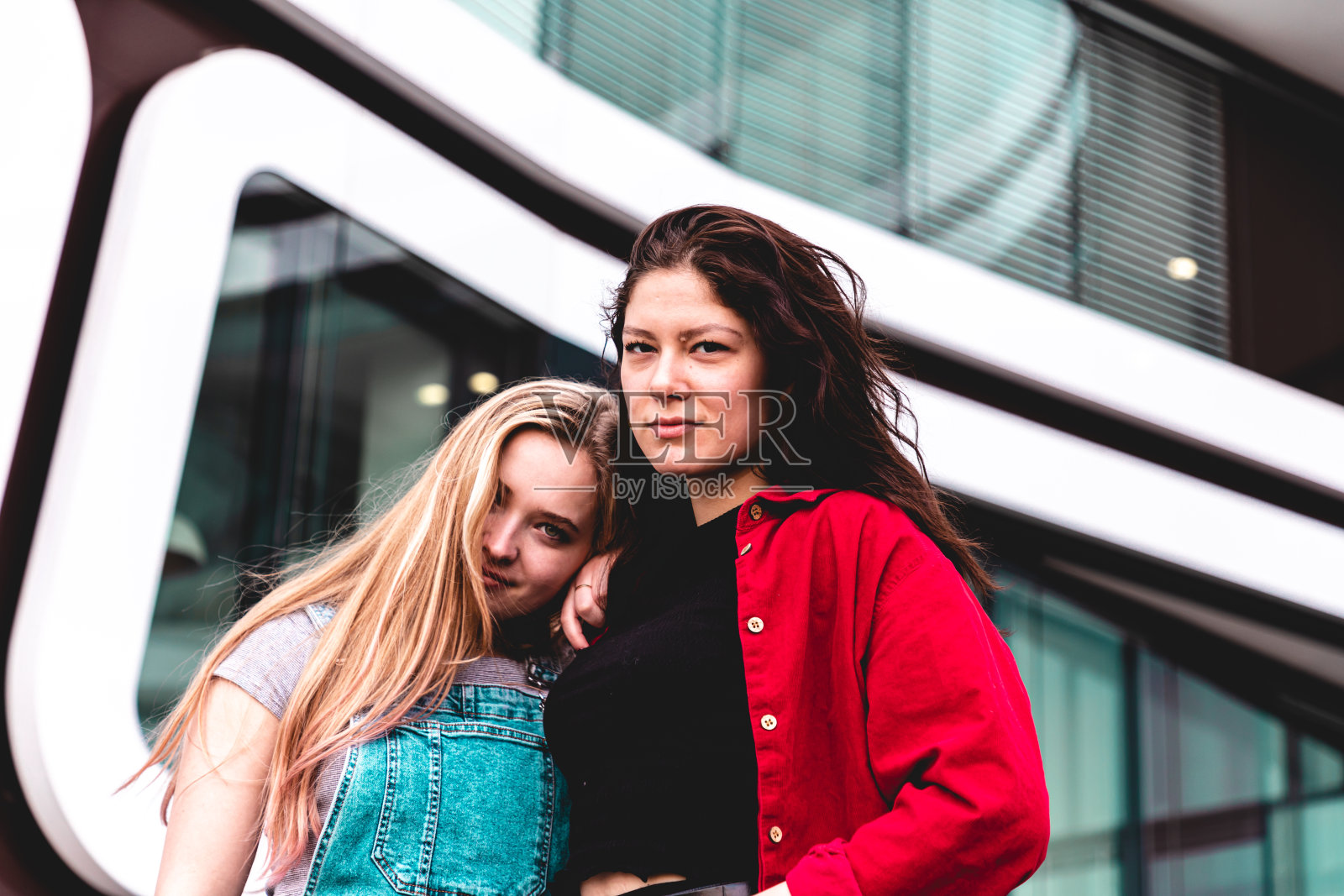 最好的朋友年轻女人一起城市街头生活方式照片摄影图片