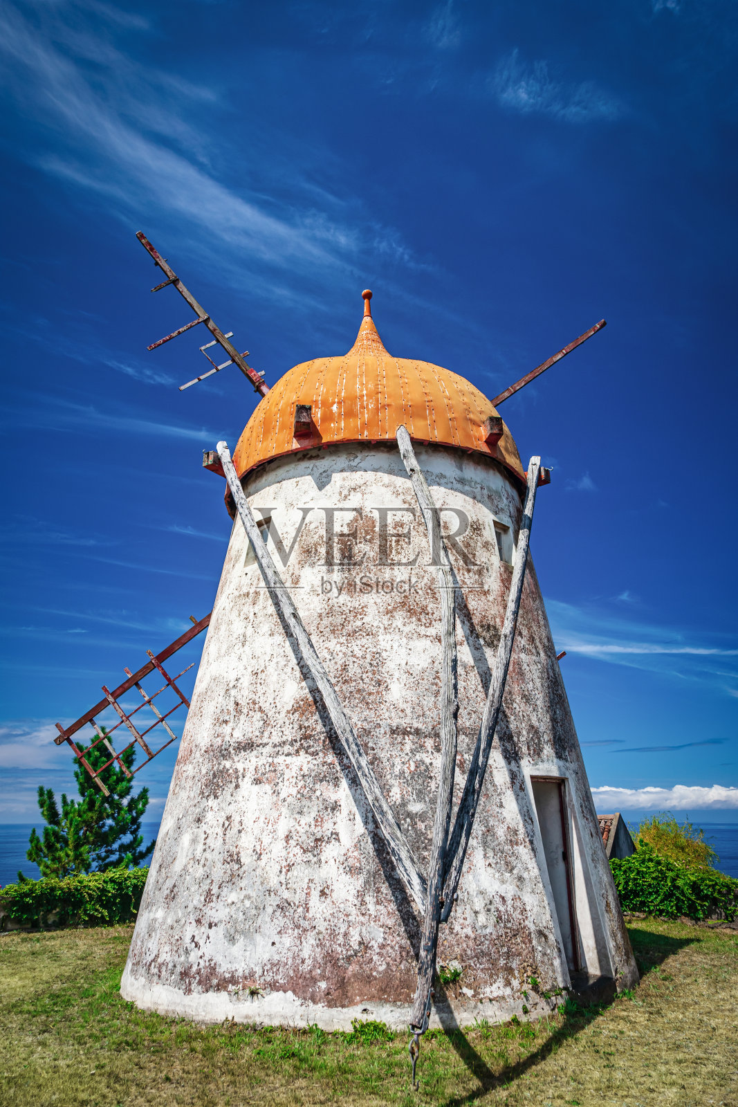 葡萄牙，圣米格尔岛，亚速尔群岛，历史悠久的风车照片摄影图片