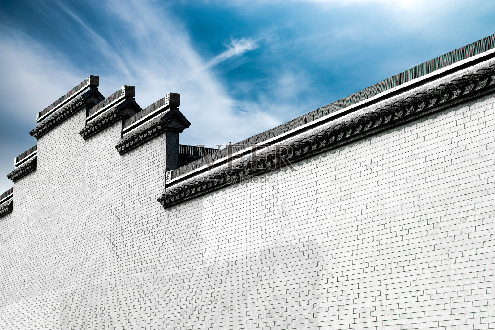 中国传统江南民居隔离墙上的屋脊饰以瓷砖照片摄影图片