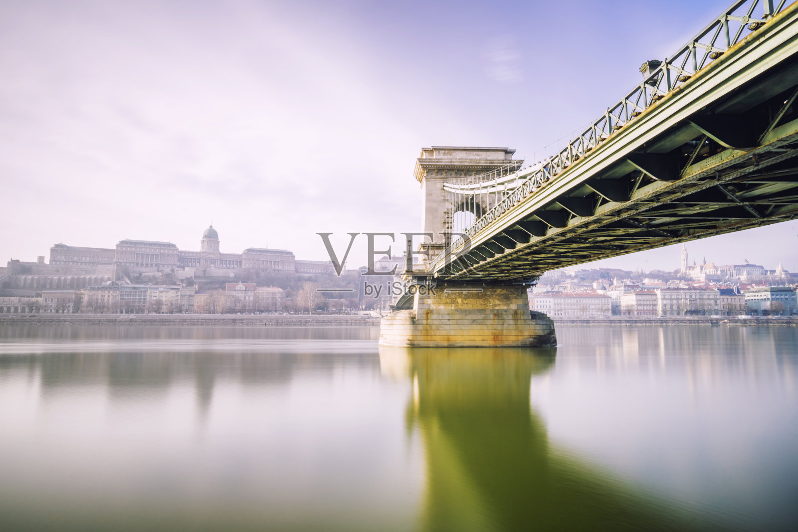 匈牙利布达佩斯多瑙河上的铁链桥照片摄影图片