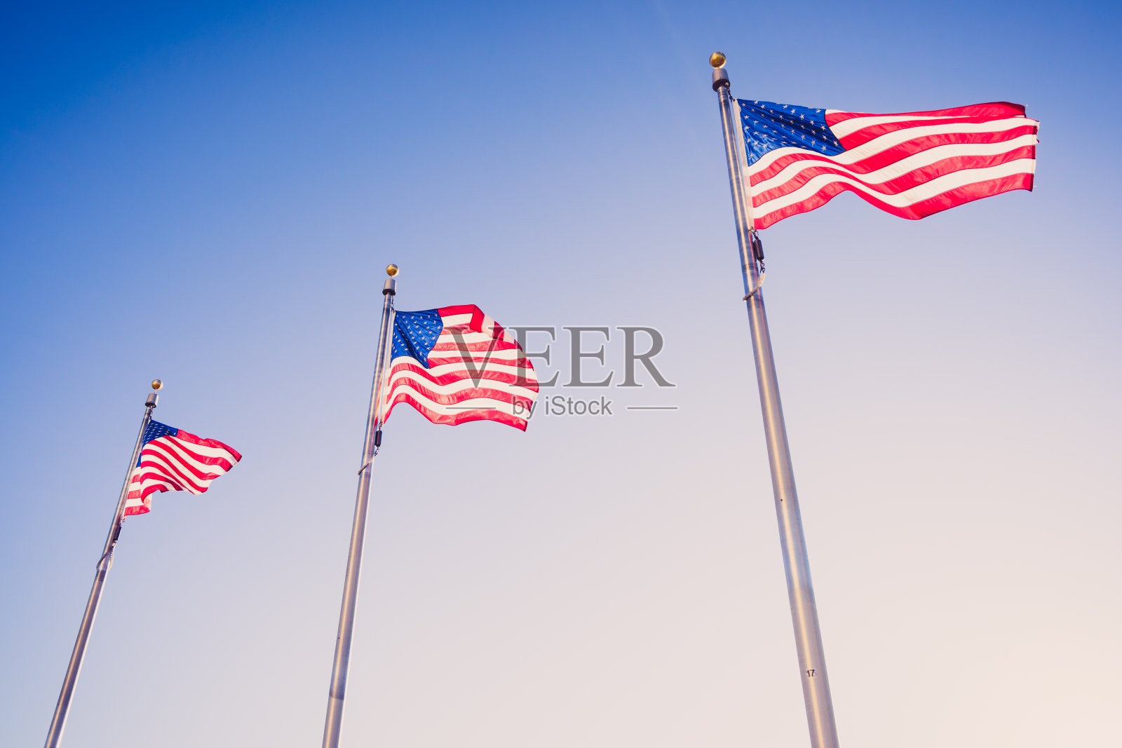 旗杆上的美国国旗照片摄影图片