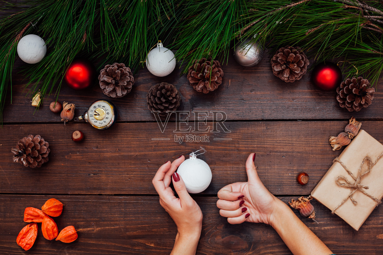 圣诞树，新年礼物，装饰，节日冬天的手照片摄影图片