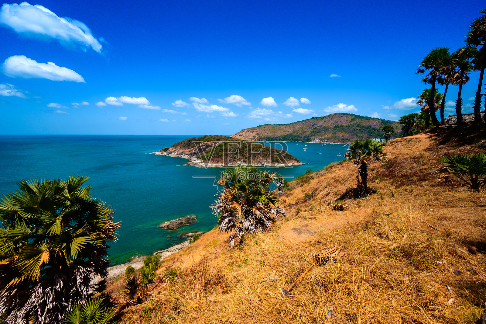 安达曼海，蓝天泰国普吉岛蓬贴海角附近的热门旅游目的地。照片摄影图片