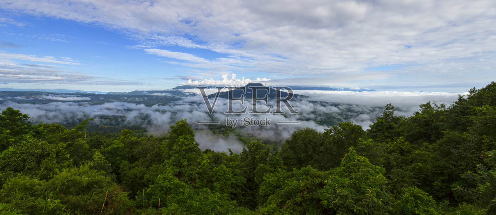在泰国罗伊省的富士帕坡山上的观察点。照片摄影图片