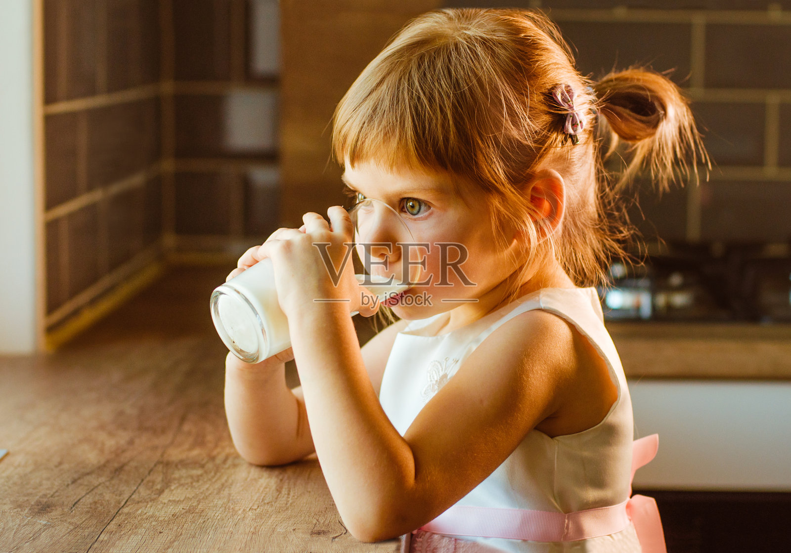 小女孩喝牛奶或其他乳制品照片摄影图片