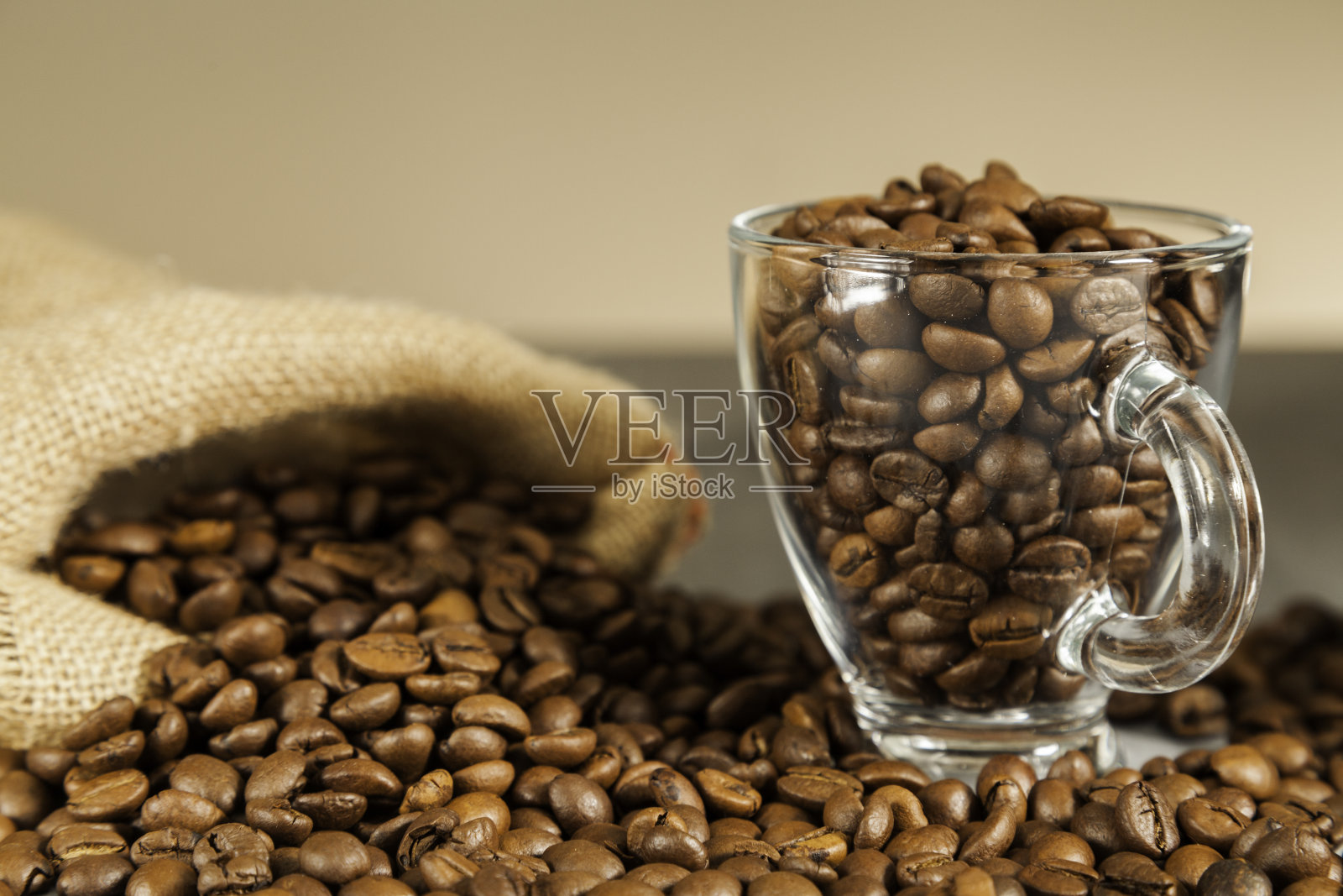 特写的咖啡豆放在玻璃杯里照片摄影图片
