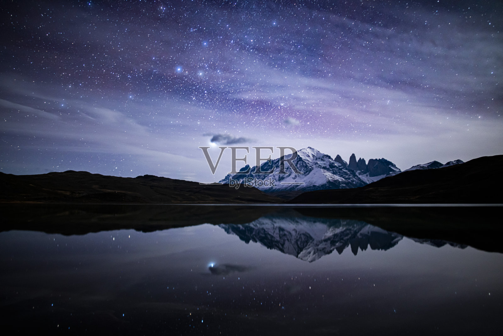 托雷斯·德尔·潘恩山脉的夜空照片摄影图片