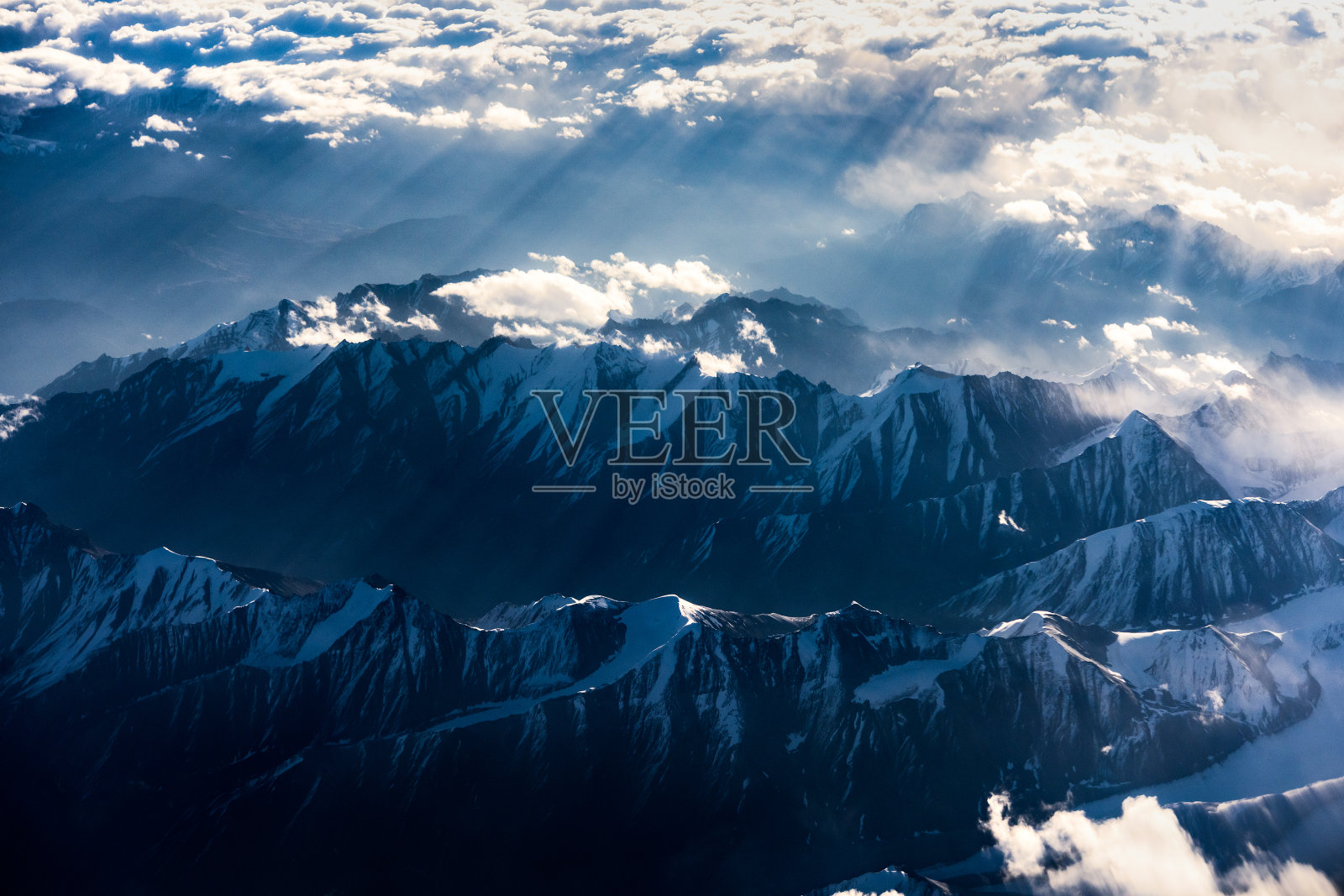 从飞机上俯瞰喜马拉雅山照片摄影图片