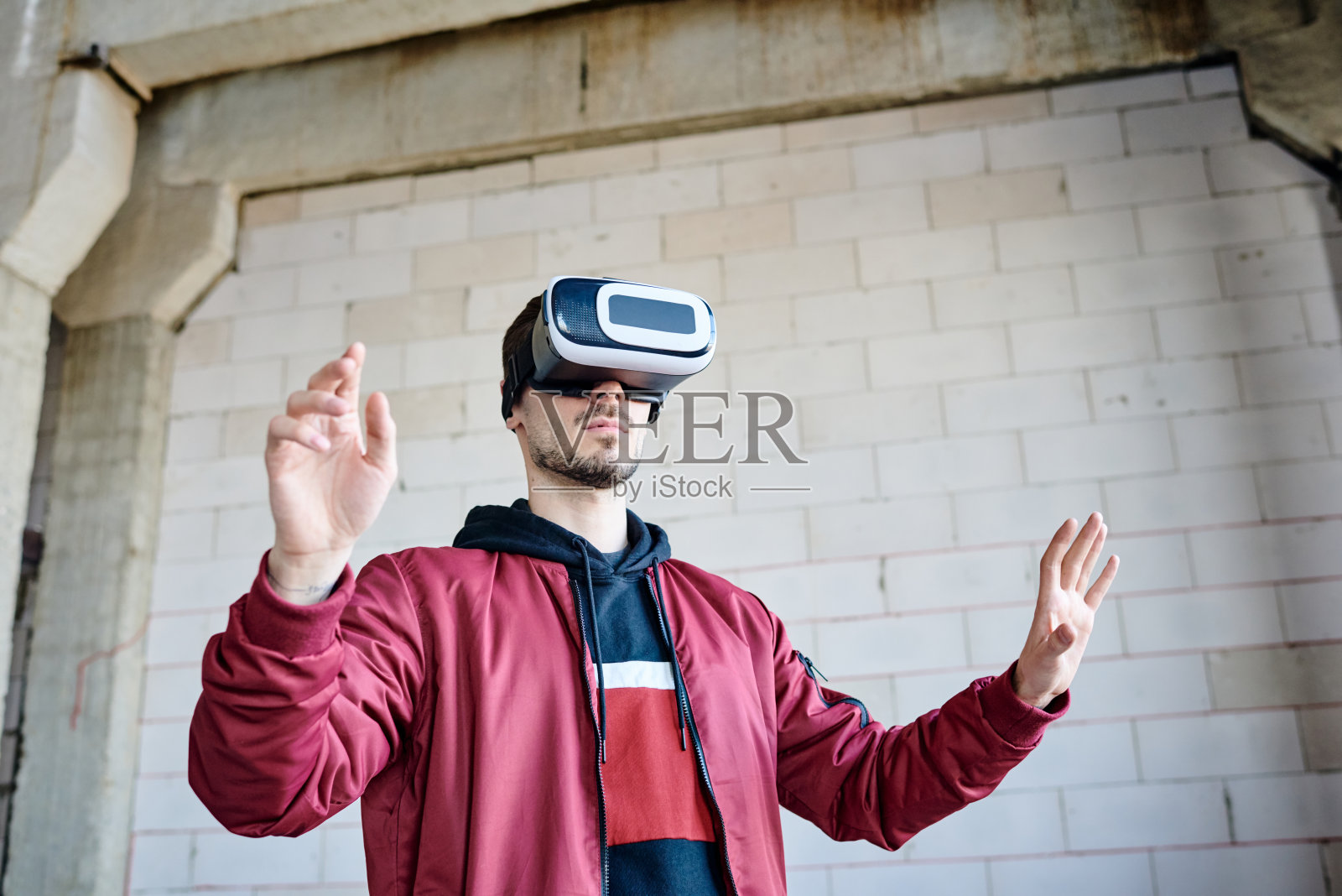 年轻的建筑工人戴着虚拟眼镜站在虚拟显示器前触摸显示器照片摄影图片
