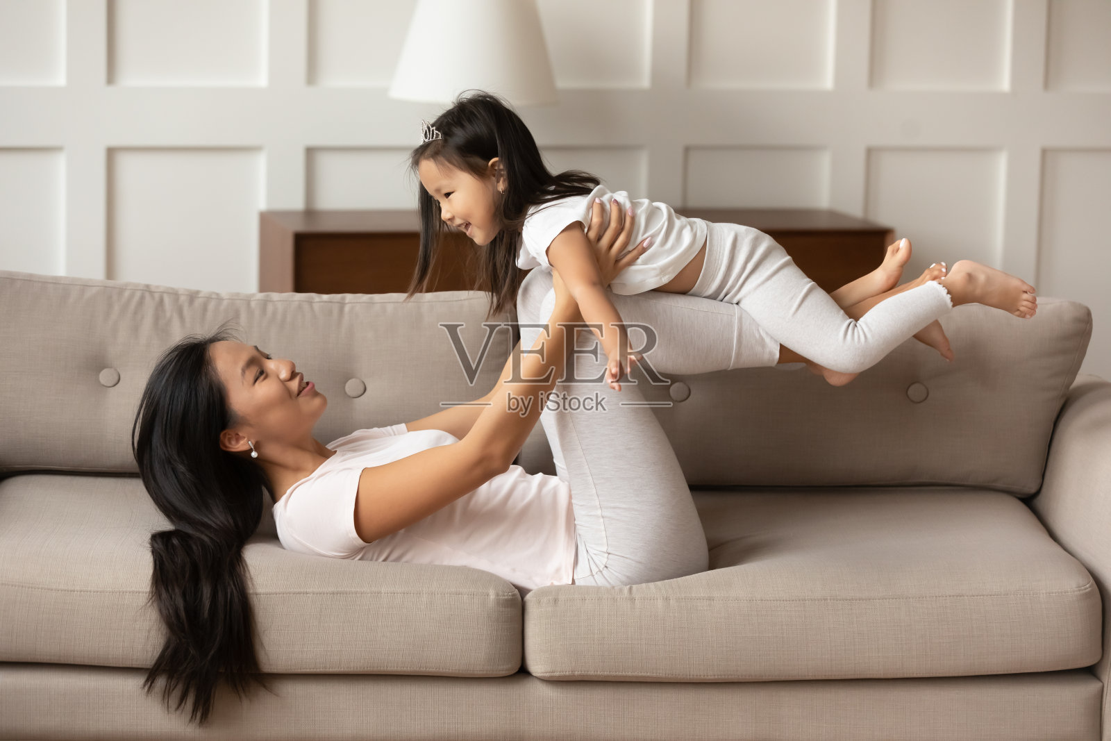 亚洲母亲和小女儿在客厅玩照片摄影图片