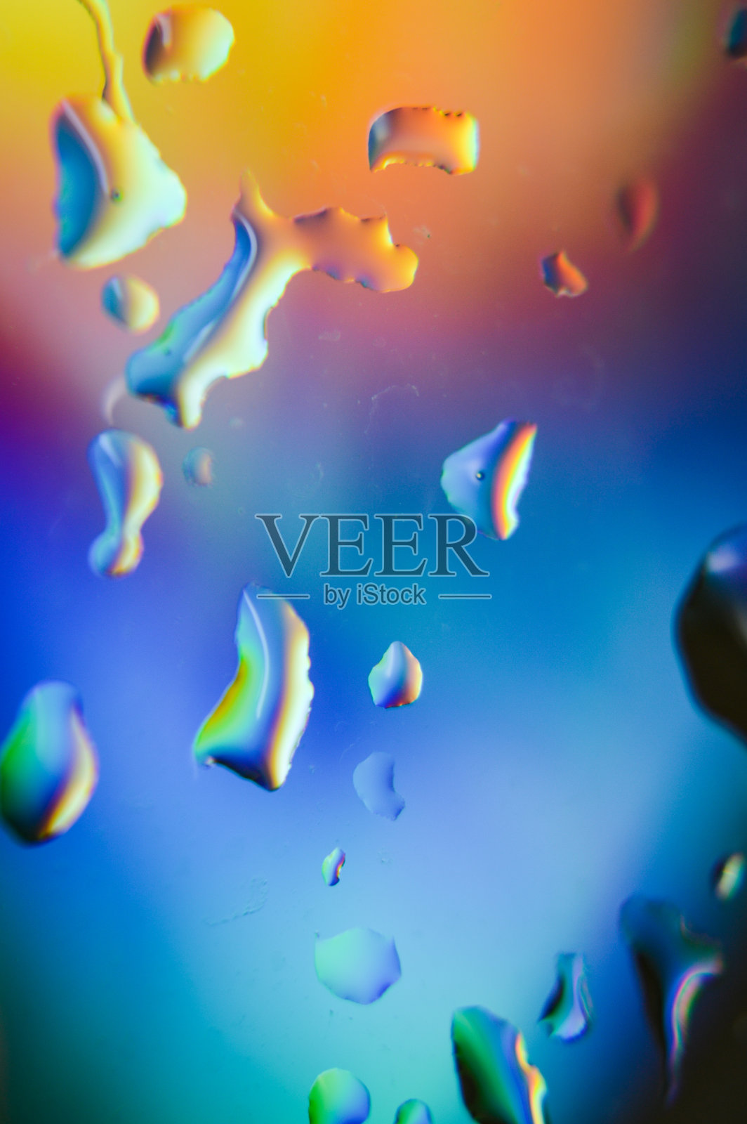 抽象彩色背景——水滴在不同颜色的背景上照片摄影图片