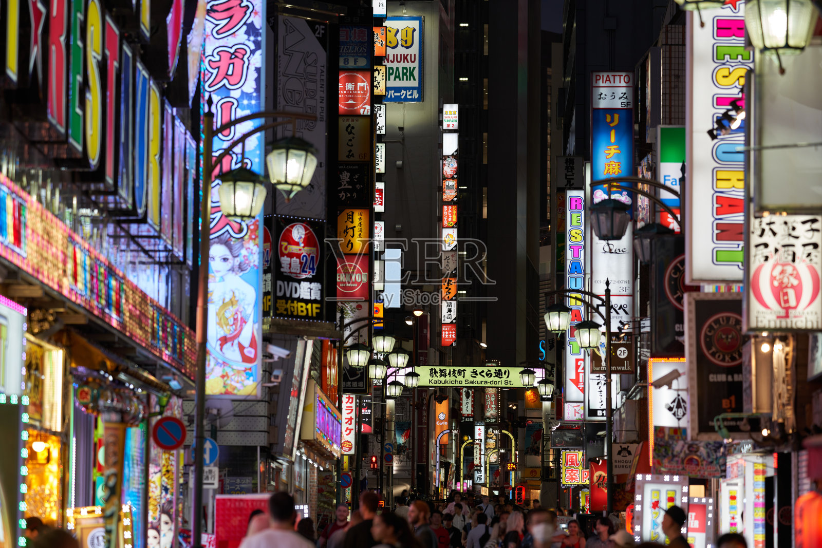 日本东京新宿歌舞伎町樱花街照片摄影图片