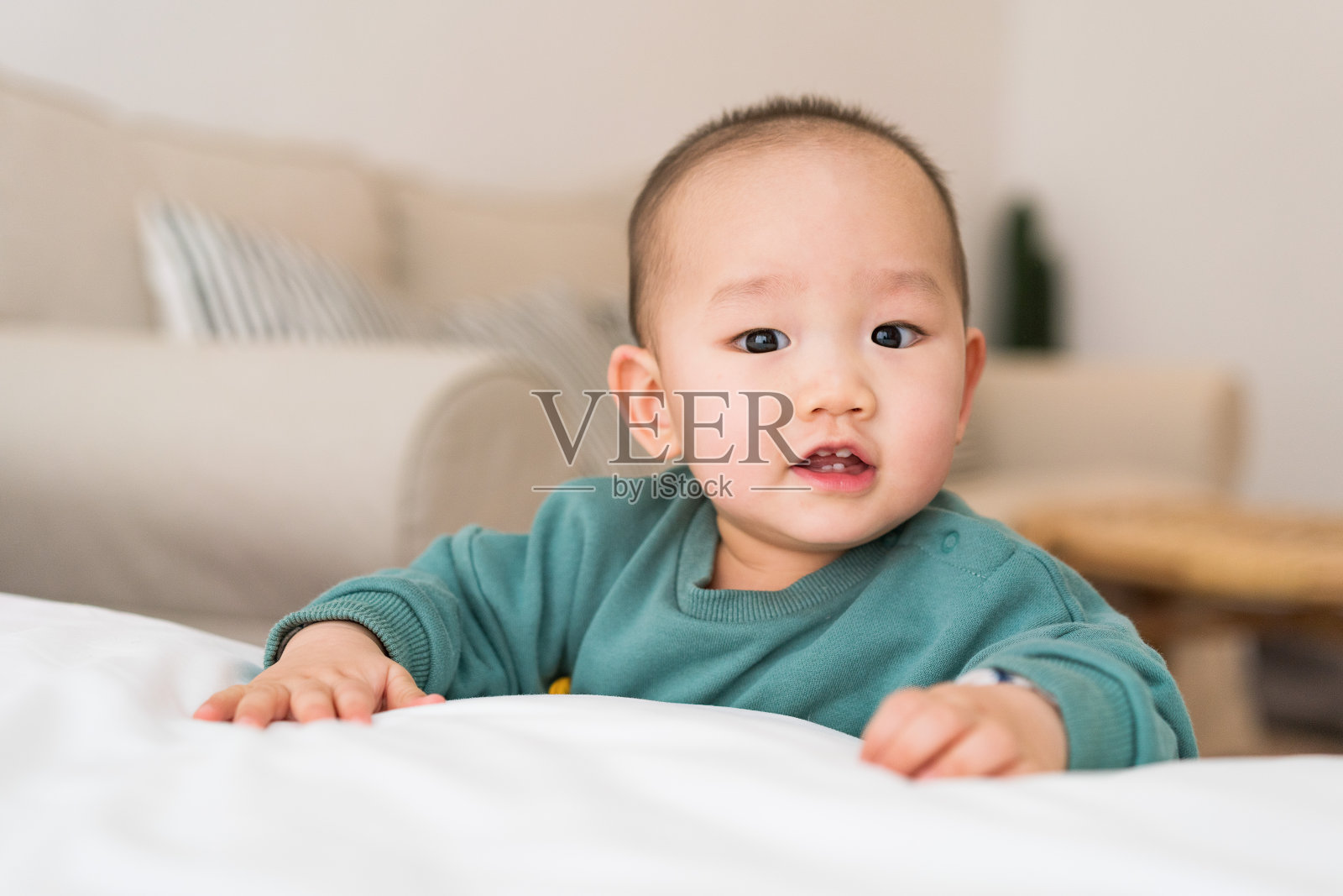亚洲婴儿对着镜头微笑照片摄影图片
