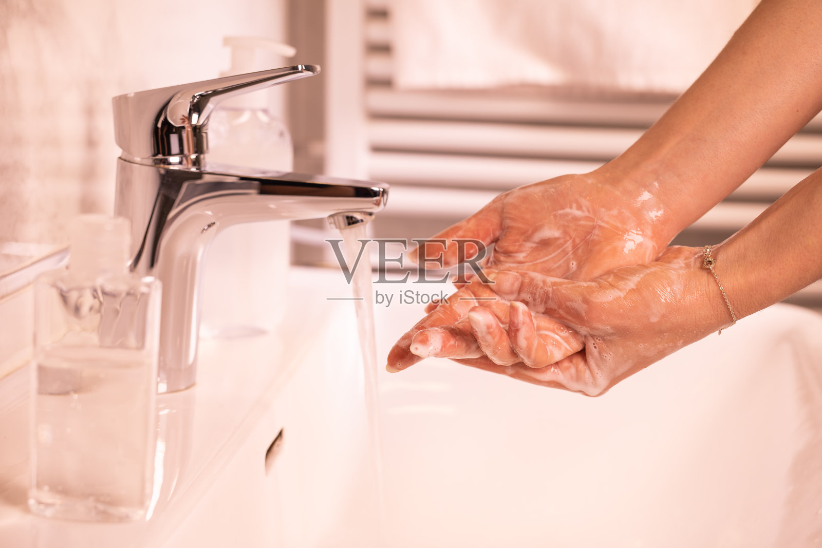 在流动的水中用肥皂洗手照片摄影图片
