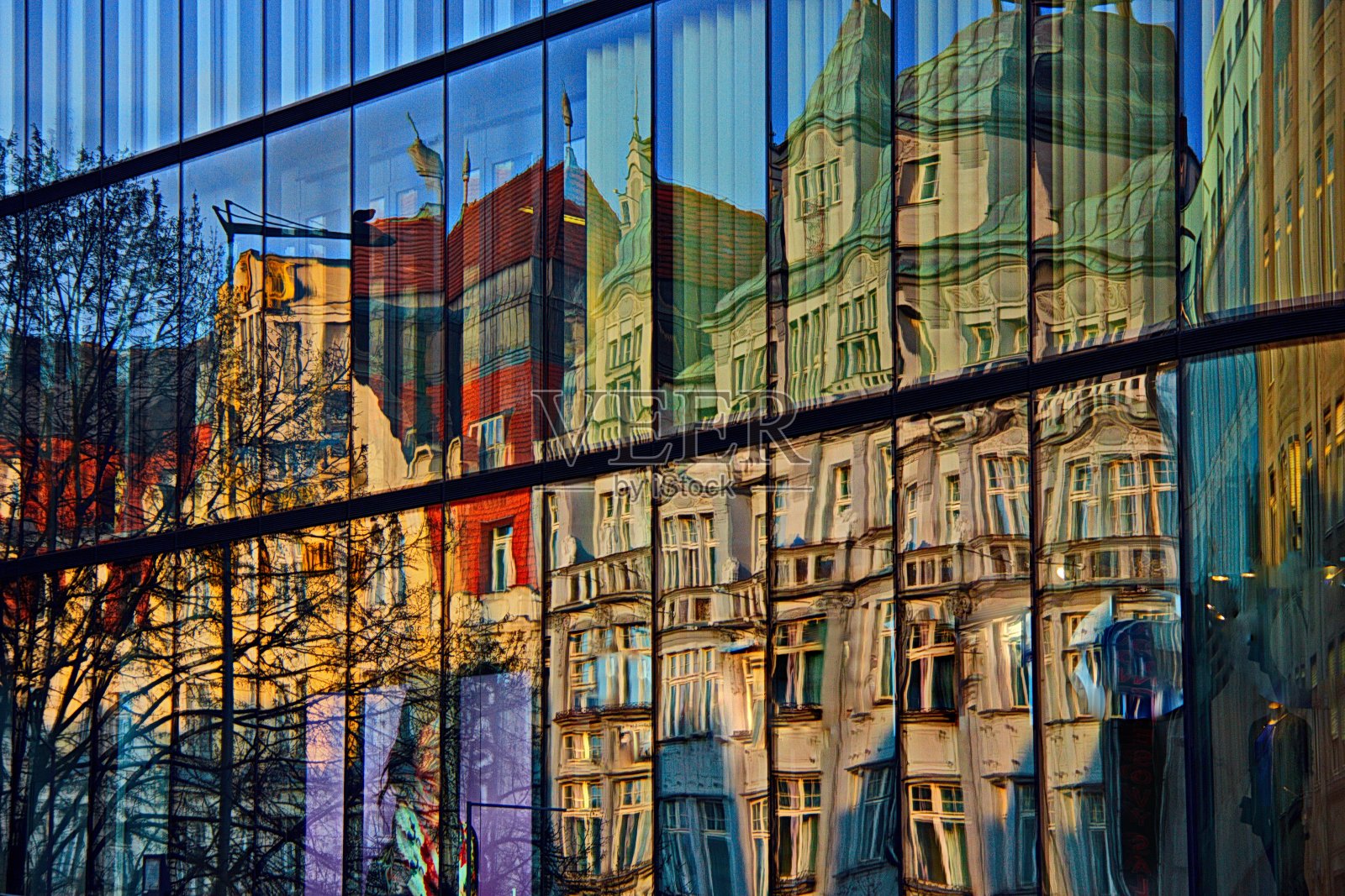 捷克共和国布拉格，仰望玻璃建筑上的倒影照片摄影图片