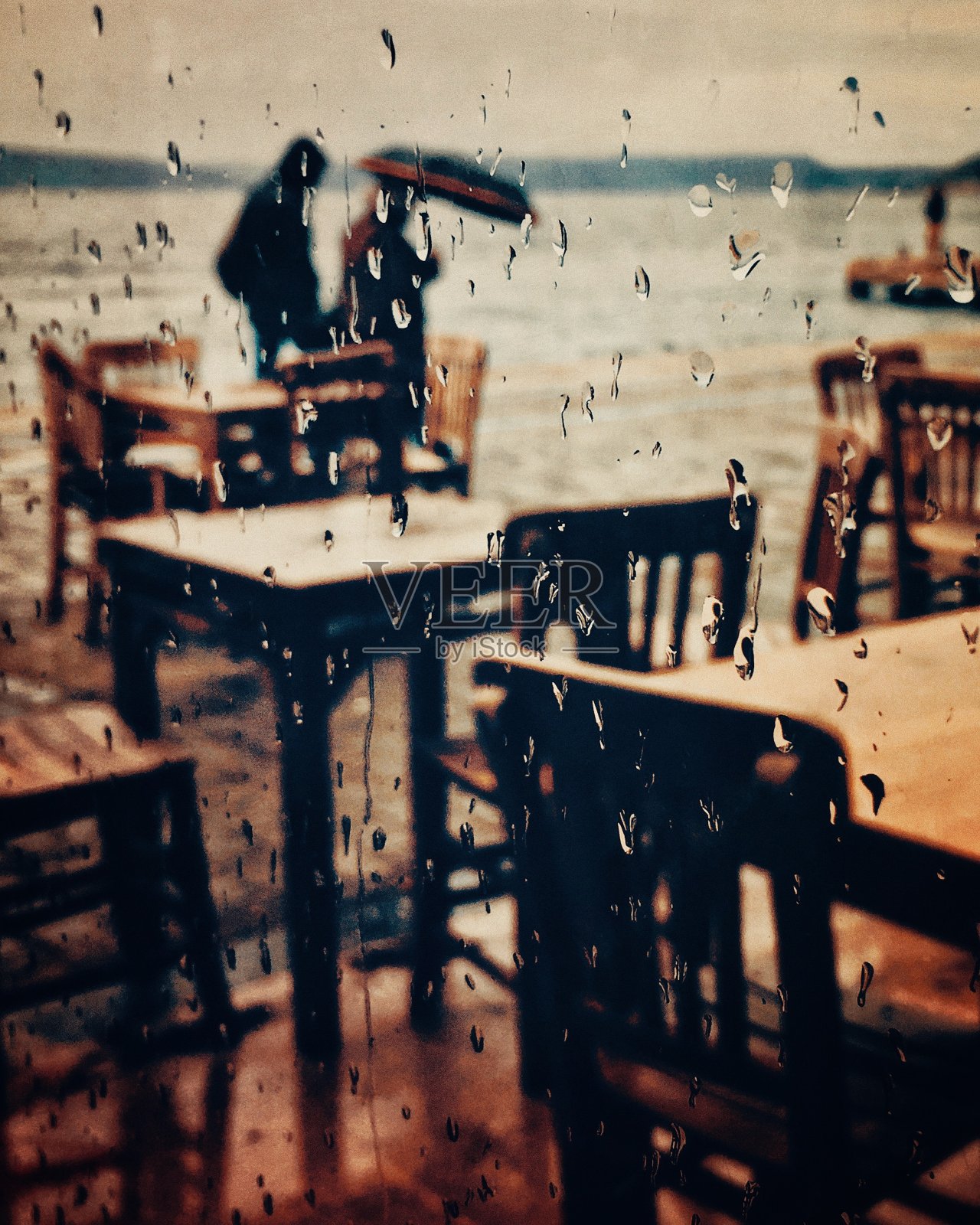 街景，专注于咖啡店的雨滴照片摄影图片