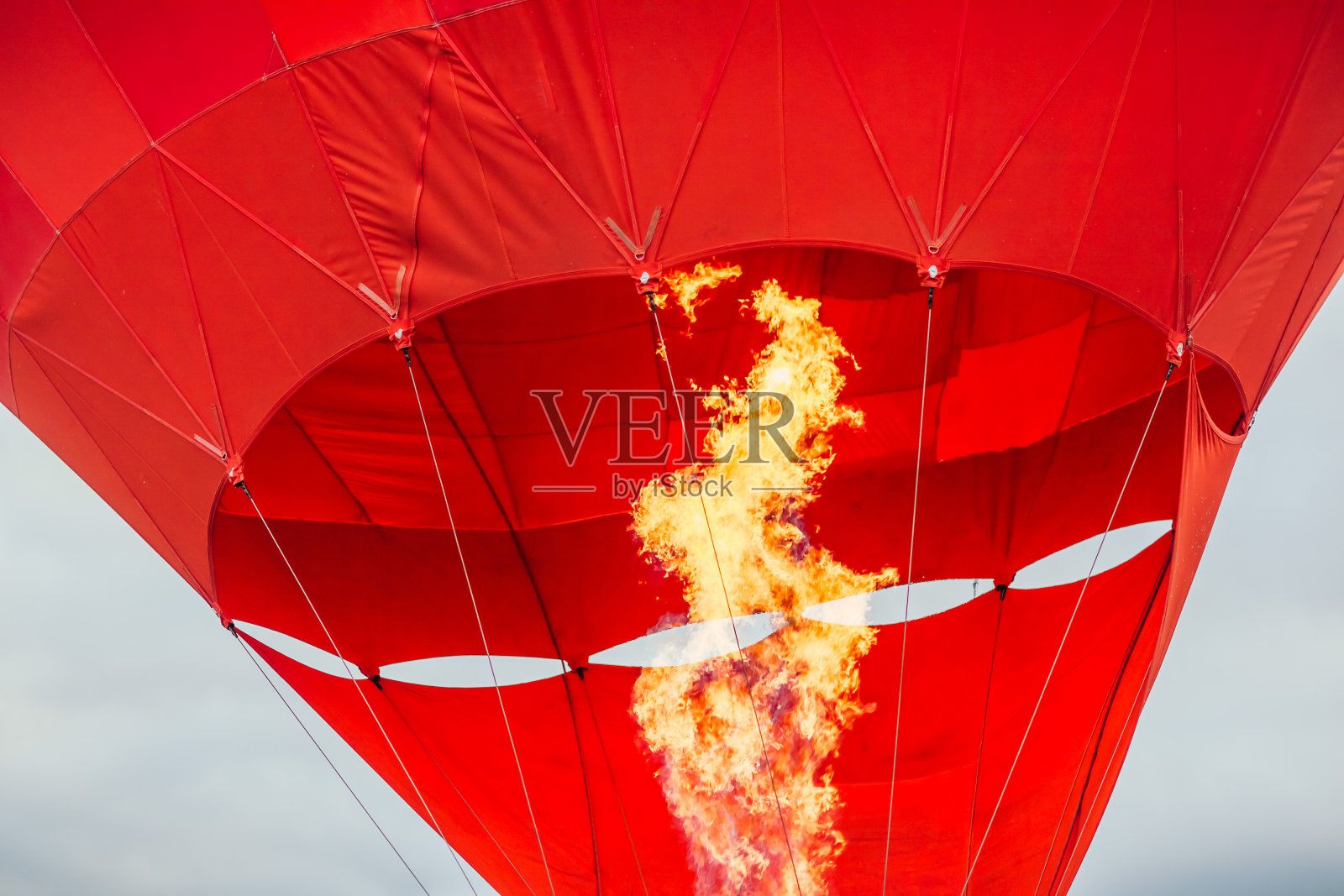 红色的气球在燃烧的瞬间照片摄影图片