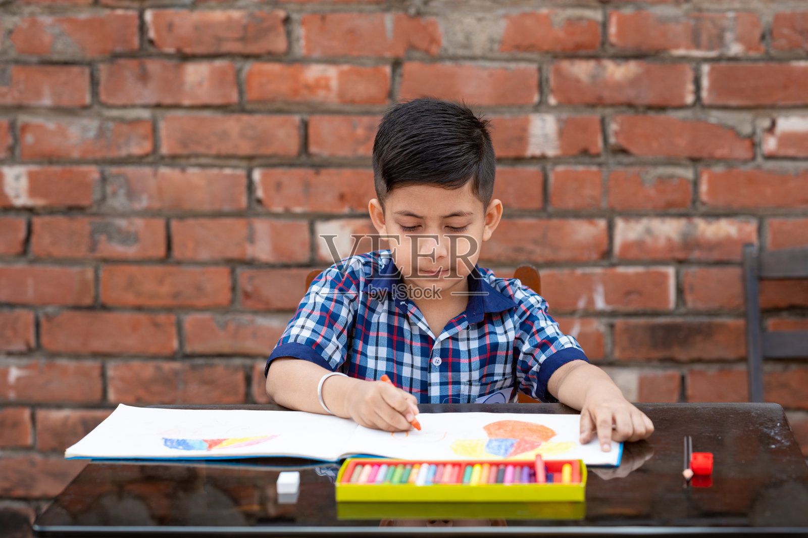 印度小学生在教室里统一画画和学习画画，是印度小学的教育理念。照片摄影图片