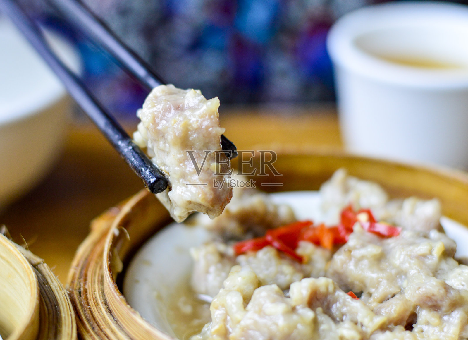 筷子夹起中国蒸排骨照片摄影图片