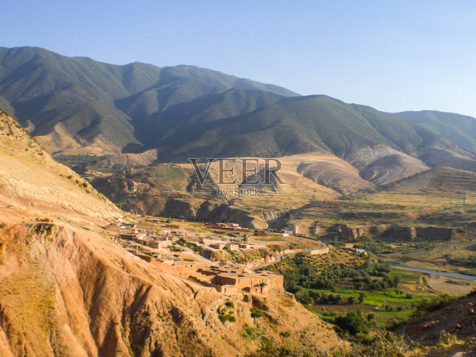 马拉喀什附近的乌里卡山谷的阿特拉斯山脉。照片摄影图片