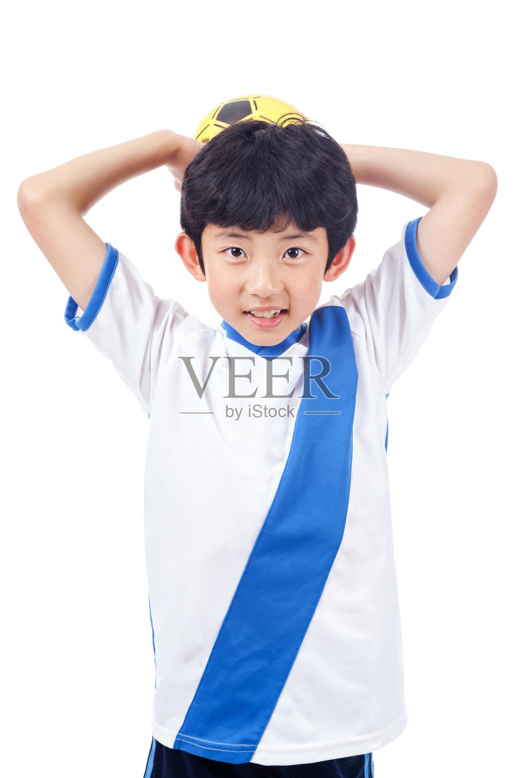开朗的年轻亚洲男孩抱着足球孤立在白人照片摄影图片