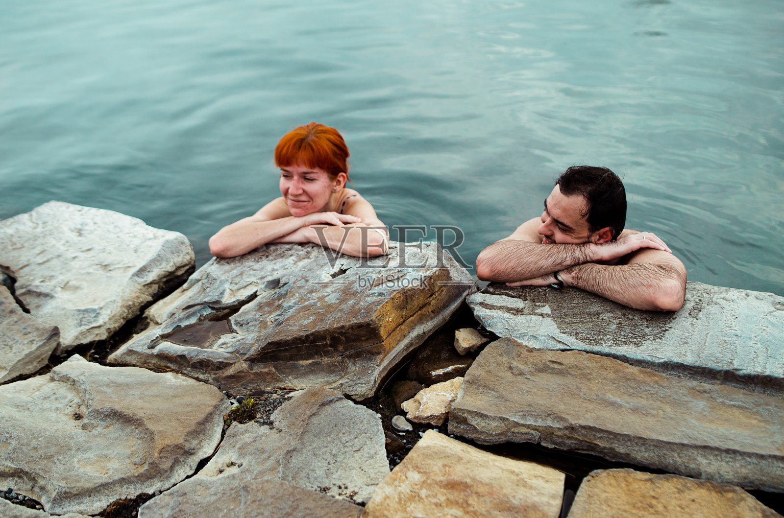 在冰岛，一对相爱的情侣在泡温泉照片摄影图片