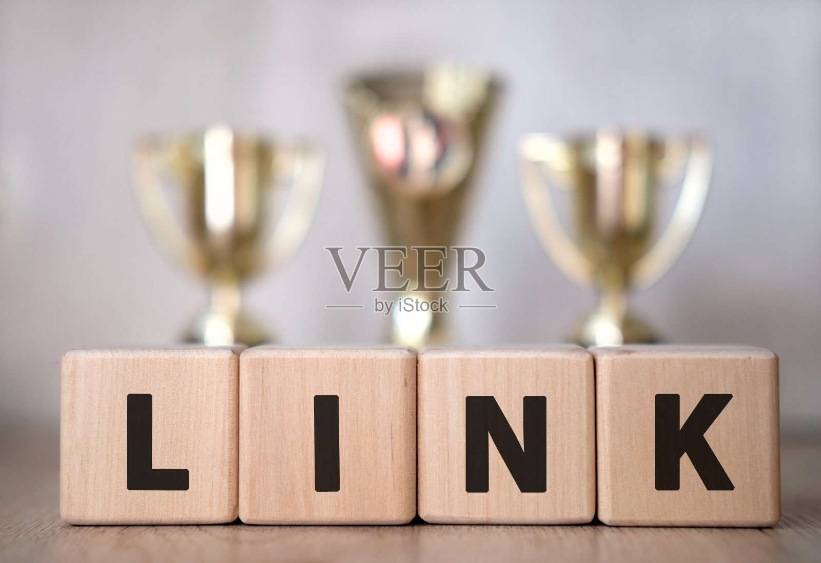 Linl网站-营销概念的木制立方体与杯和奖品的背景照片摄影图片