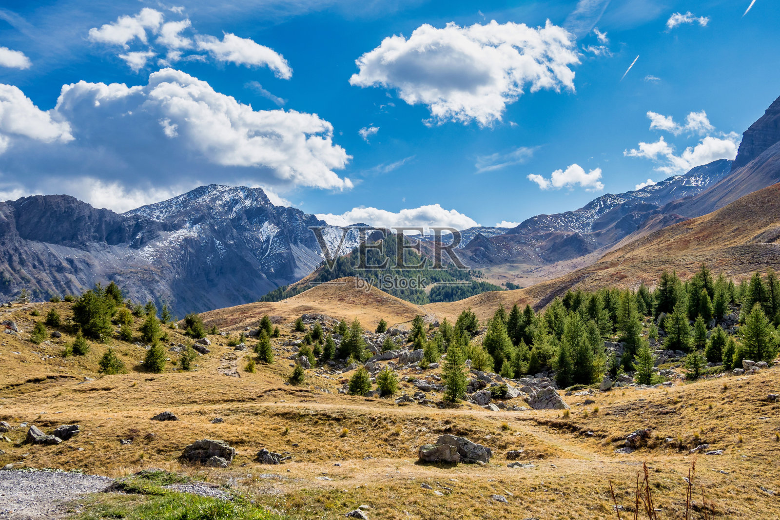 法国阿尔卑斯山，位于法国普罗旺斯阿尔卑斯的商业旅游国家公园的瓦尔山坳照片摄影图片