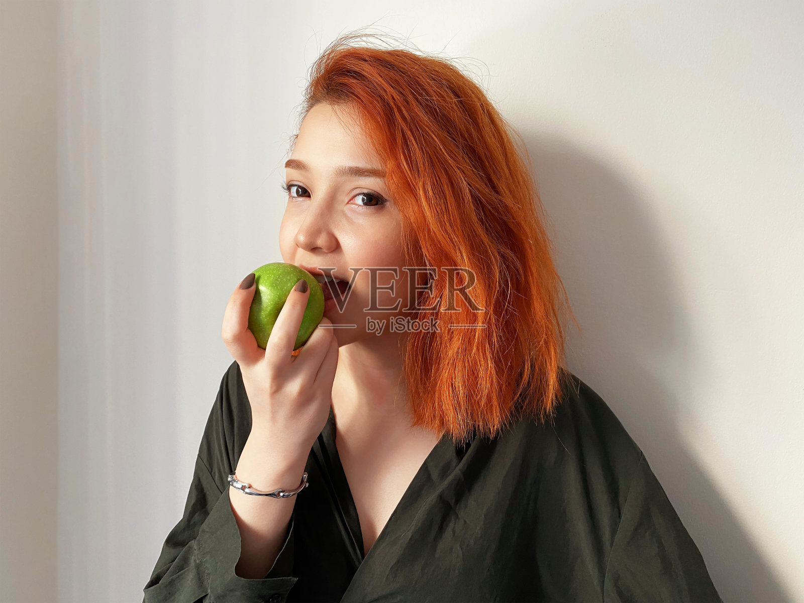 吃苹果的女孩照片摄影图片