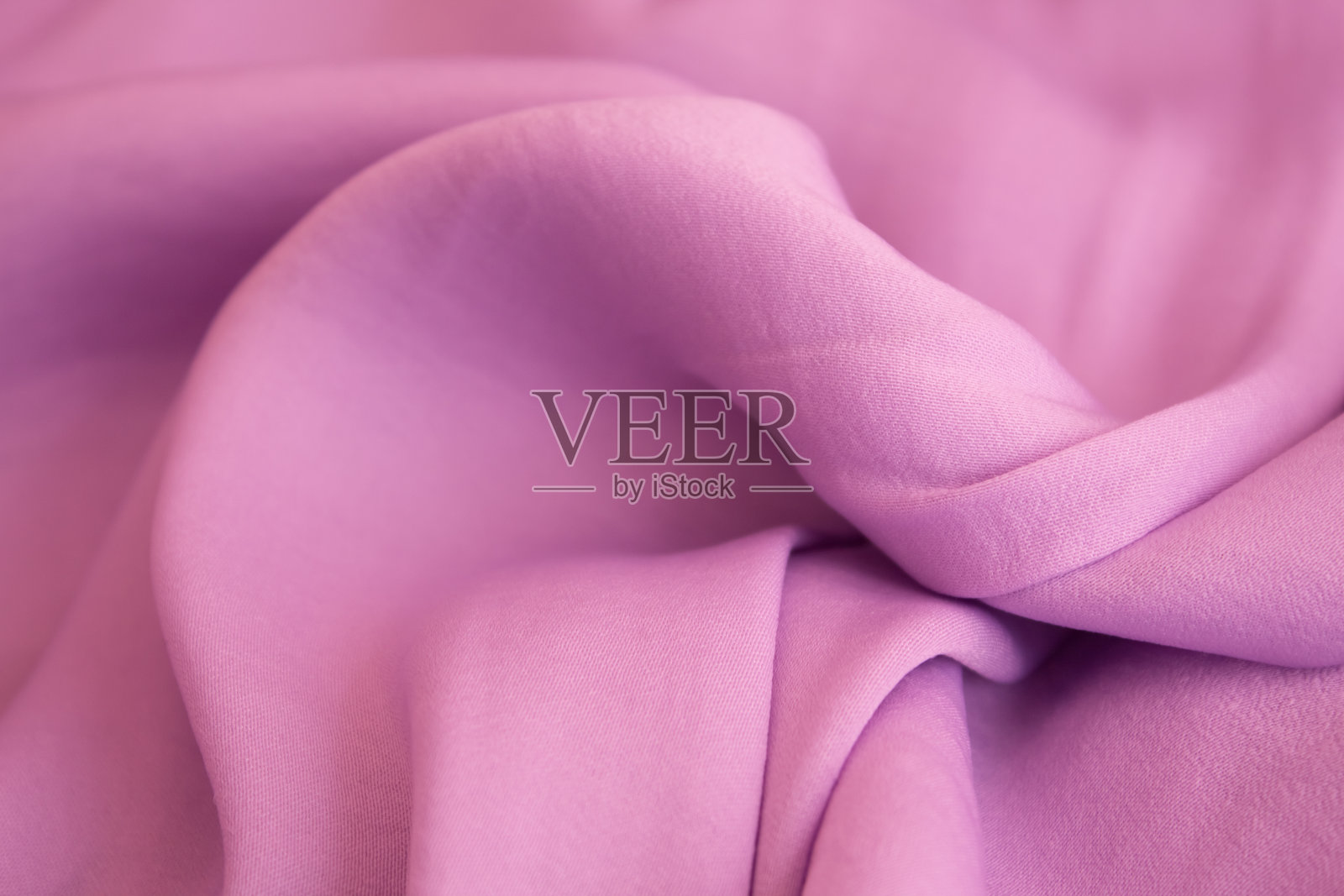 淡紫色面料，漂亮的褶皱，柔和的色彩是2020年的潮流。紫罗兰色的夏装，简约的概念，平展照片摄影图片