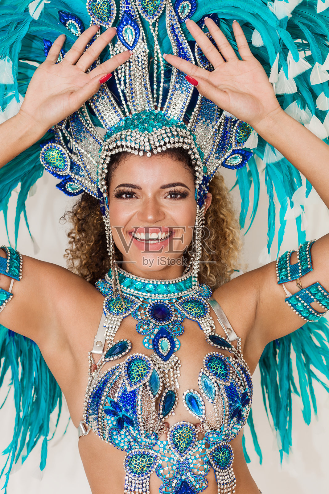 美丽的巴西桑巴舞舞者特写肖像微笑和表演照片摄影图片