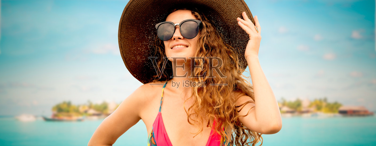 快乐的年轻女子在海滩在暑假。照片摄影图片