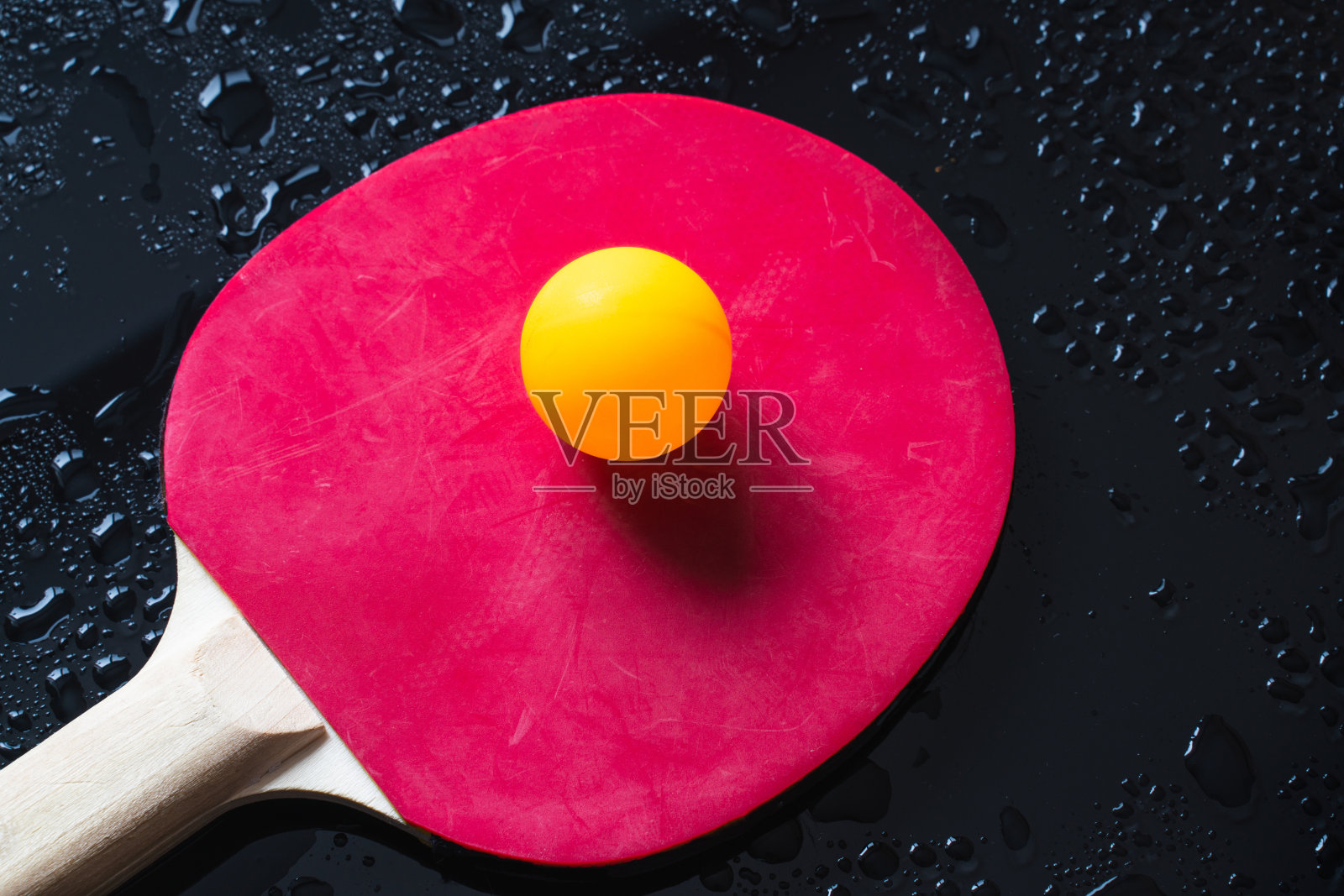 红色的乒乓球拍和黄色的球照片摄影图片