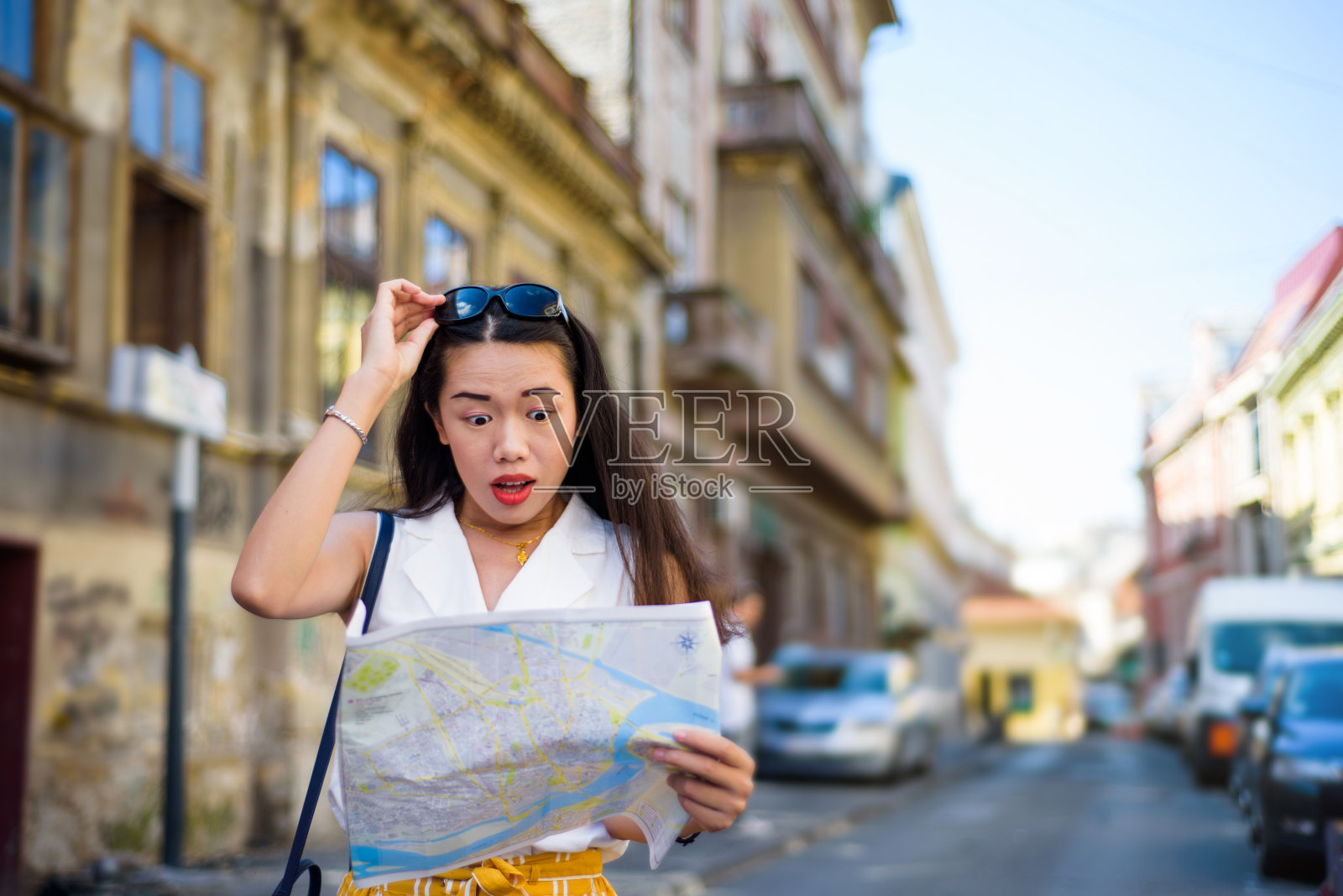 亚洲旅行者与地图探索城市街道照片摄影图片