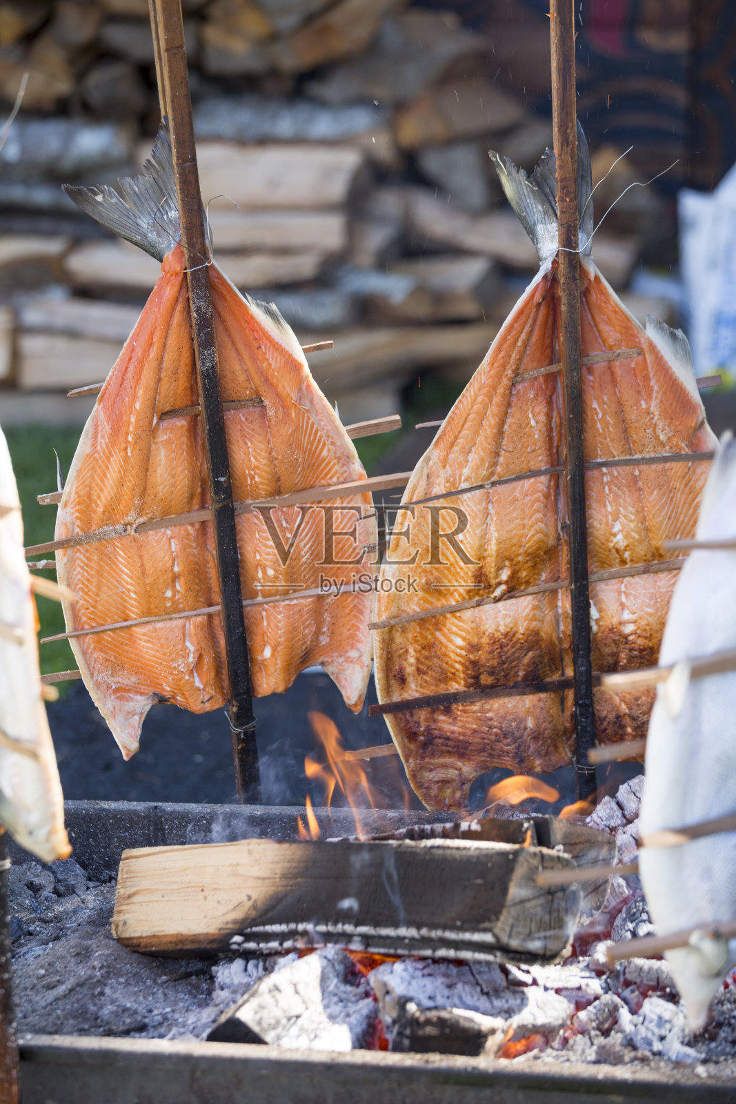 新鲜烤或烤鲑鱼烧烤，户外火坑照片摄影图片