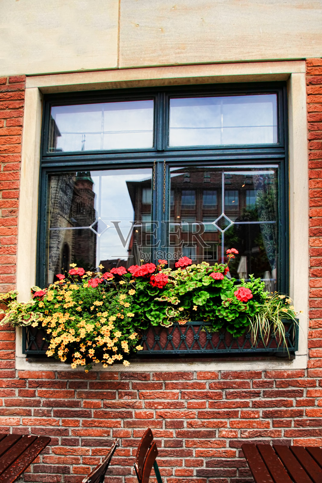 窗户装饰用鲜花。纽伦堡,巴伐利亚,德国。照片摄影图片
