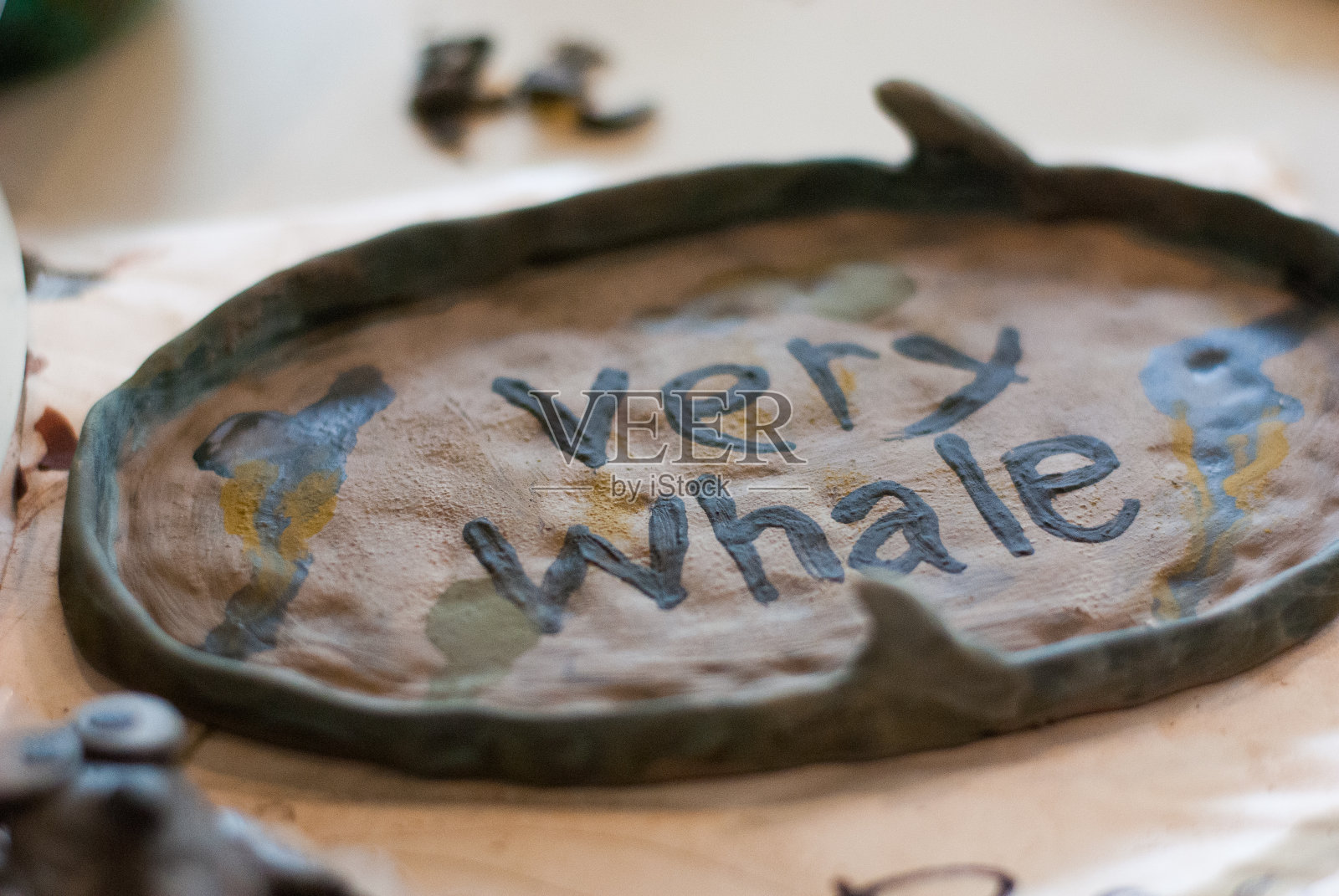 未完成的陶瓷作品，一个盘子上写着“非常鲸鱼”等待晾干，手工爱好照片摄影图片