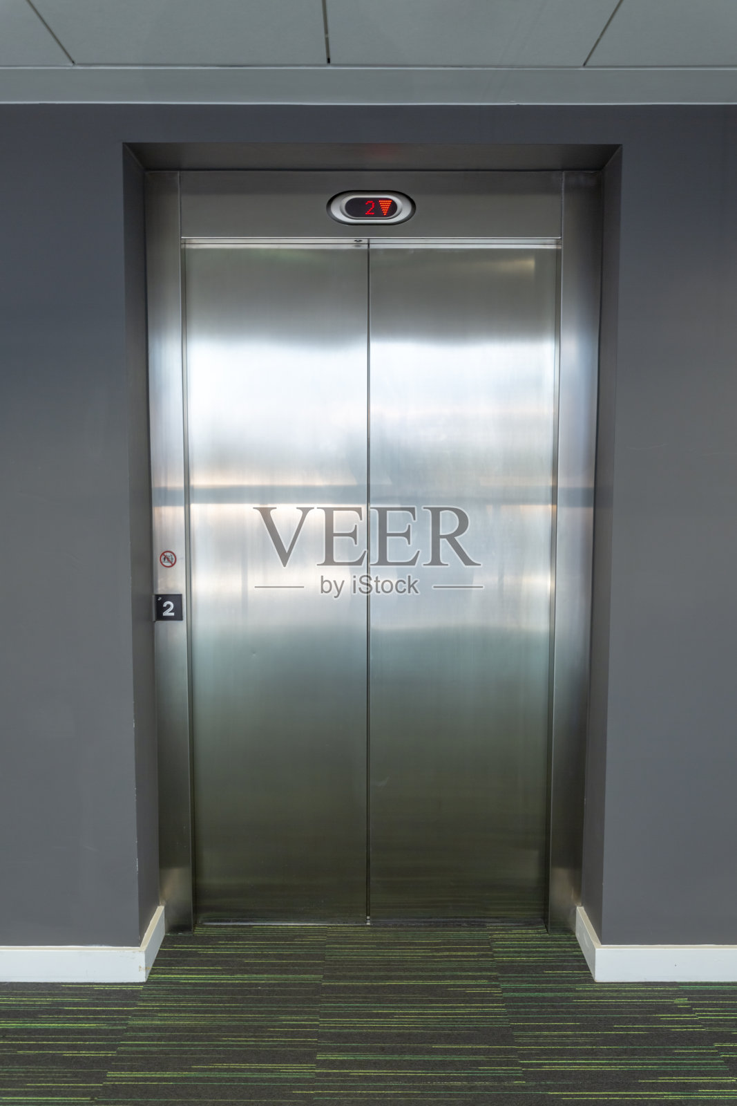 办公大楼里的现代电梯。照片摄影图片