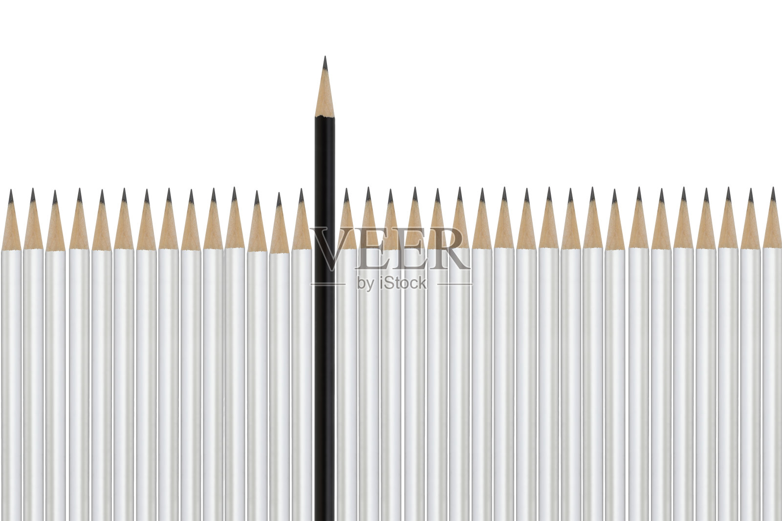 黑色铅笔与白色铅笔之间的差异，象征着战胜困难的成功照片摄影图片