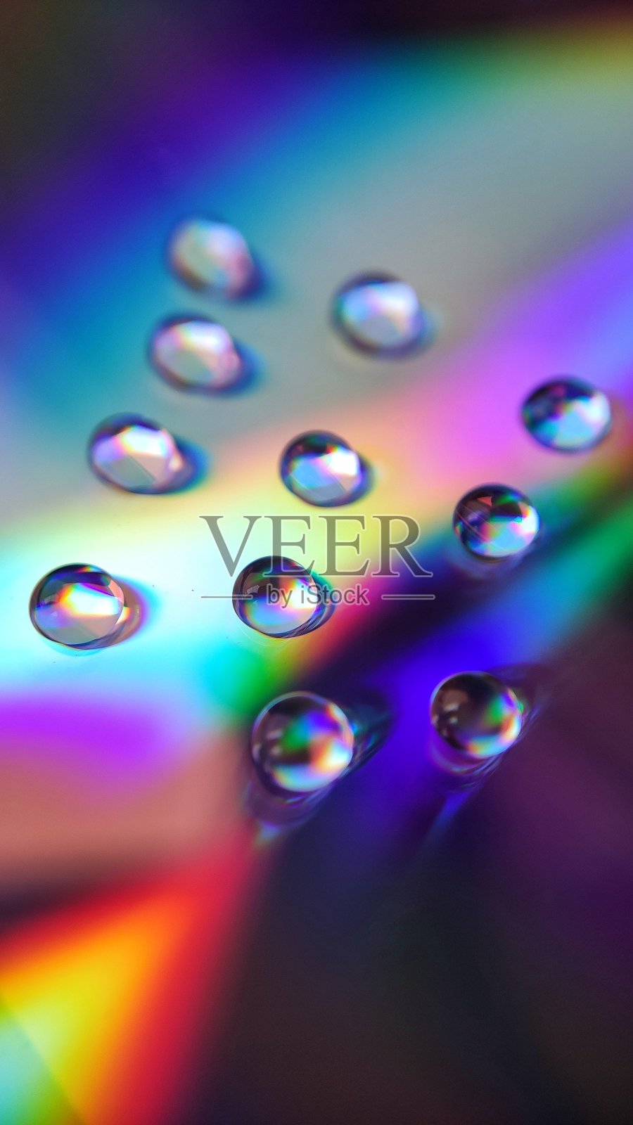 CD光盘上的水滴在数据表面反射出闪亮的色彩照片摄影图片