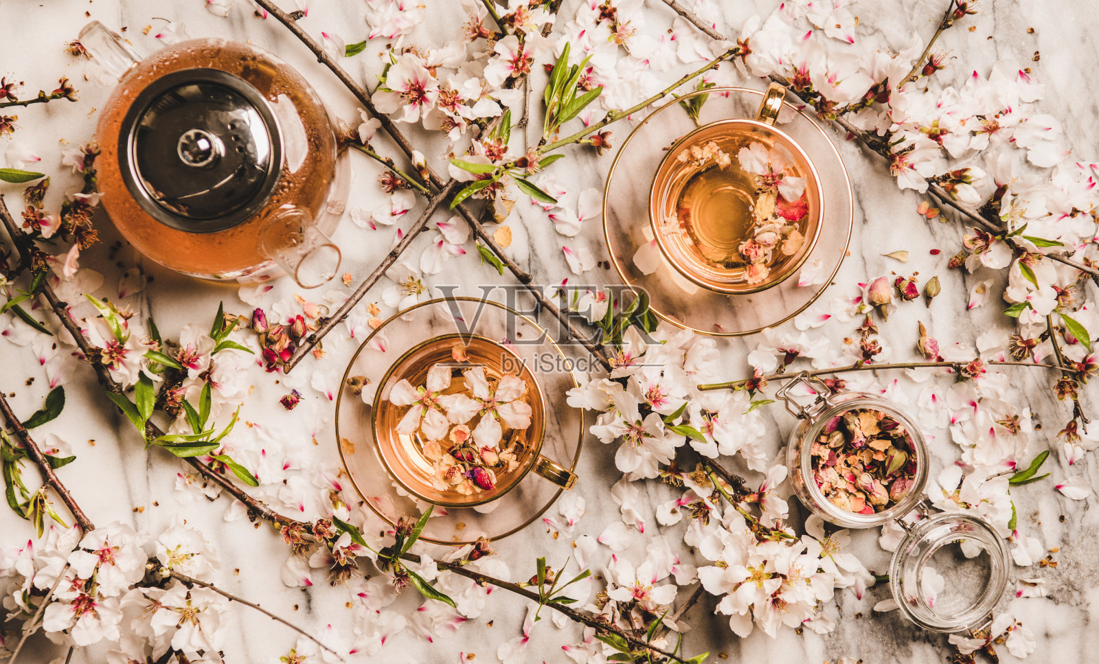 扁平红茶与干玫瑰花在盛开的枝头照片摄影图片