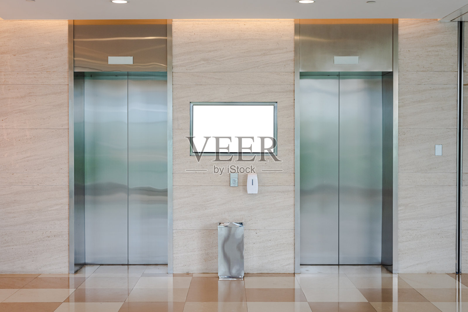 商场和办公楼的两部电梯，上面有白色的广告牌照片摄影图片