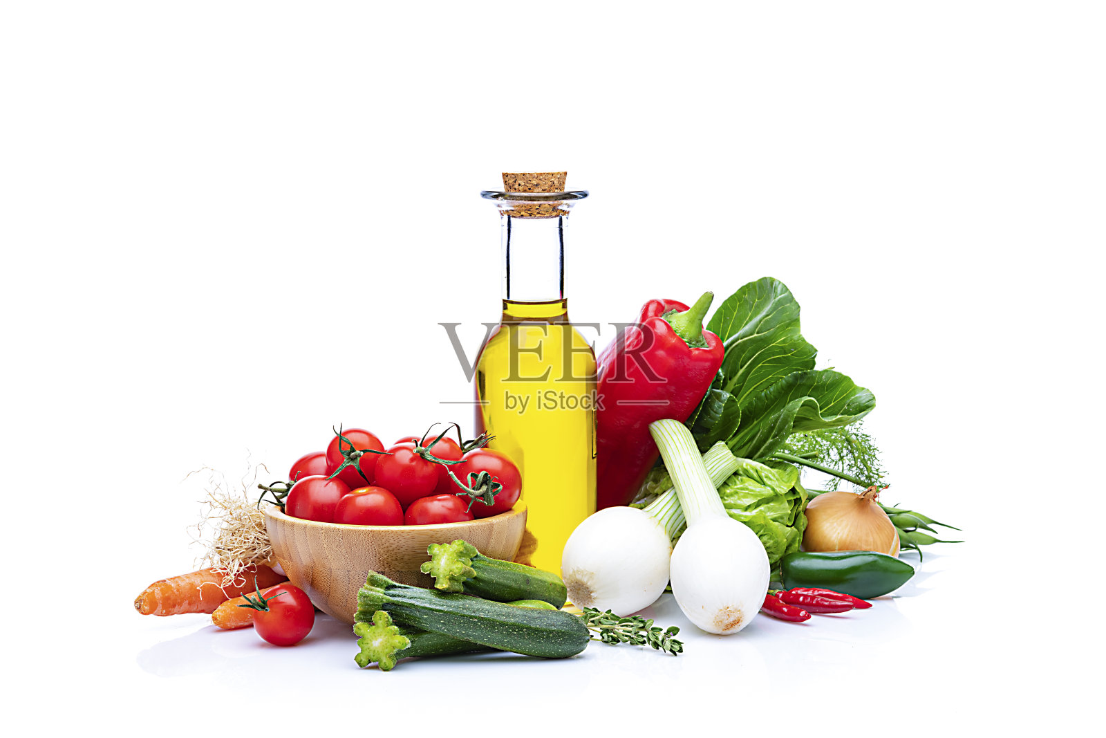 健康新鲜的彩色蔬菜和橄榄油瓶隔离在白色背景。照片摄影图片
