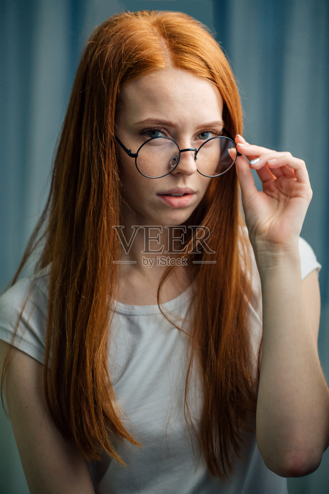 漂亮的红发女孩的脸与眼镜的特写照片摄影图片
