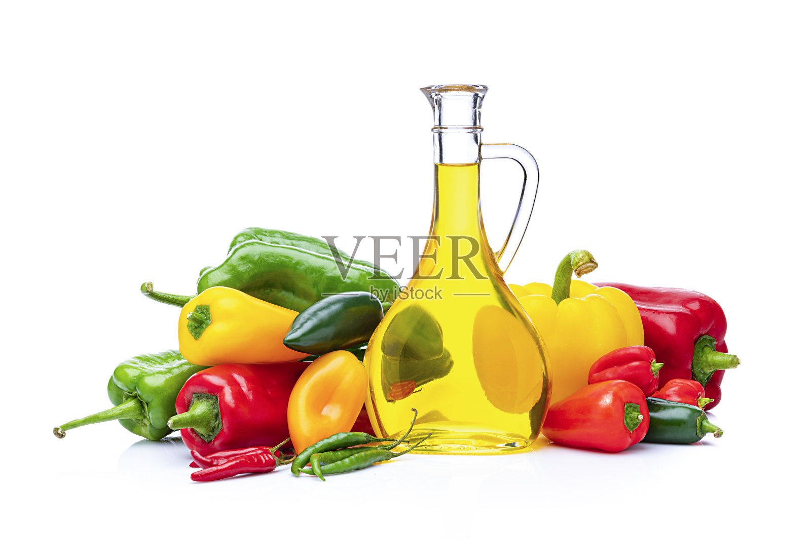 健康新鲜的多色辣椒和橄榄油瓶隔离在白色背景。照片摄影图片