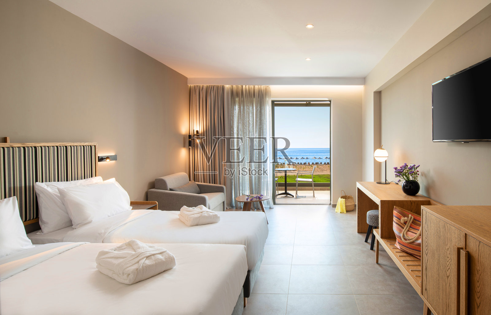 米色条纹和浅木室内现代极简主义风格的双人间酒店客房开放的落地窗和海景照片摄影图片