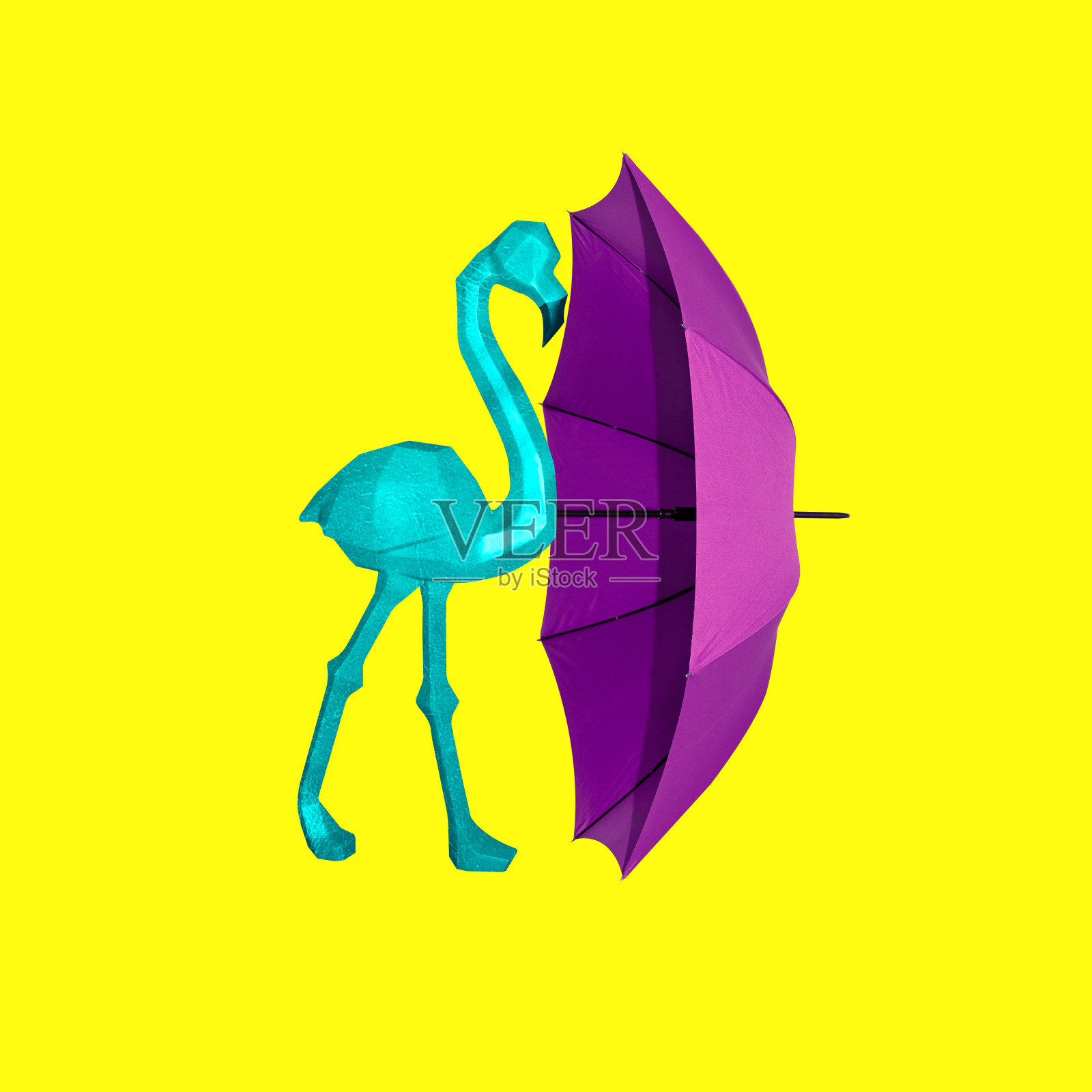 当代拼贴。黄色背景上的蓝绿色火烈鸟，前面是一把紫色的伞。社会距离，抽象的概念。照片摄影图片
