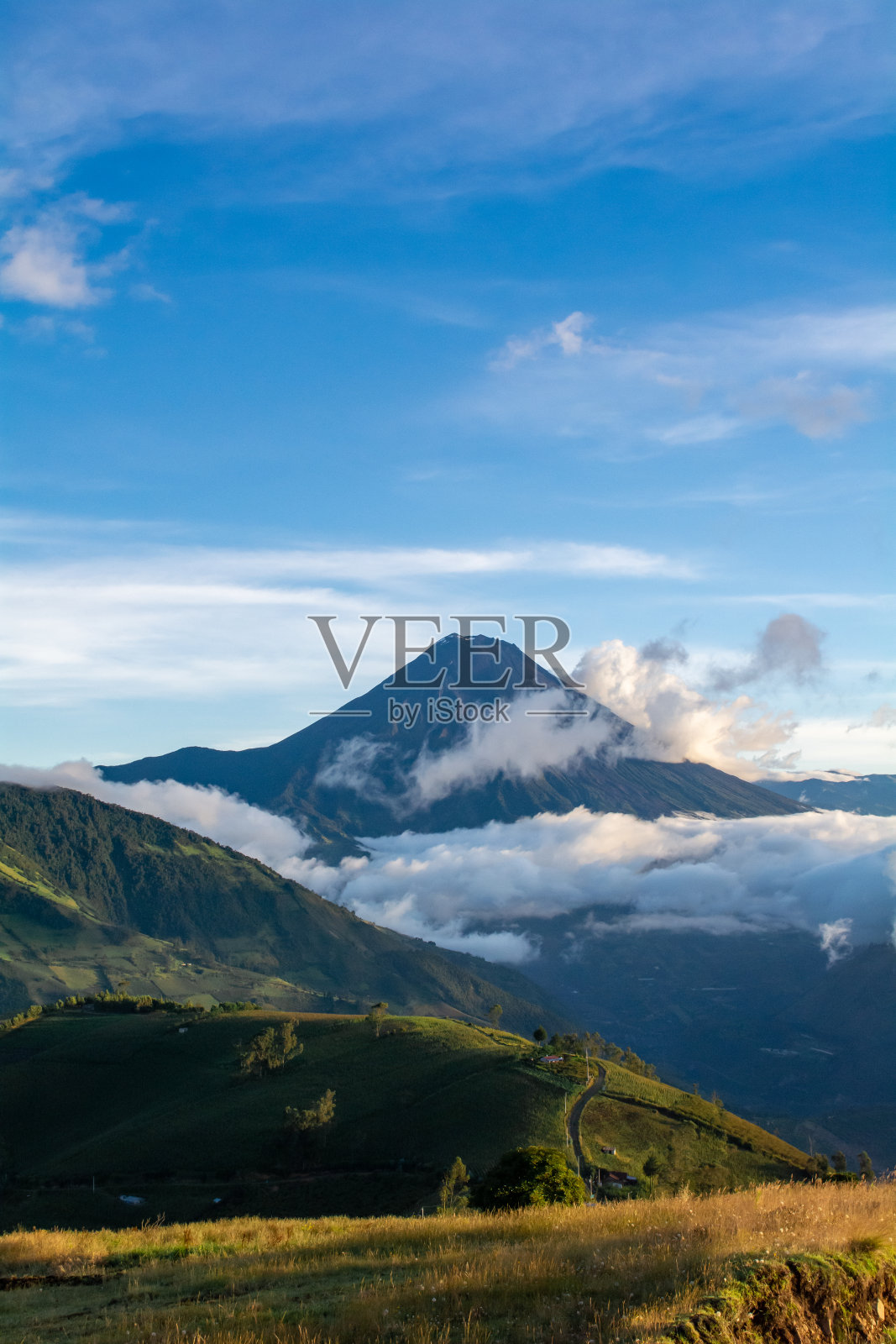 厄瓜多尔的通古拉瓦火山景观照片摄影图片