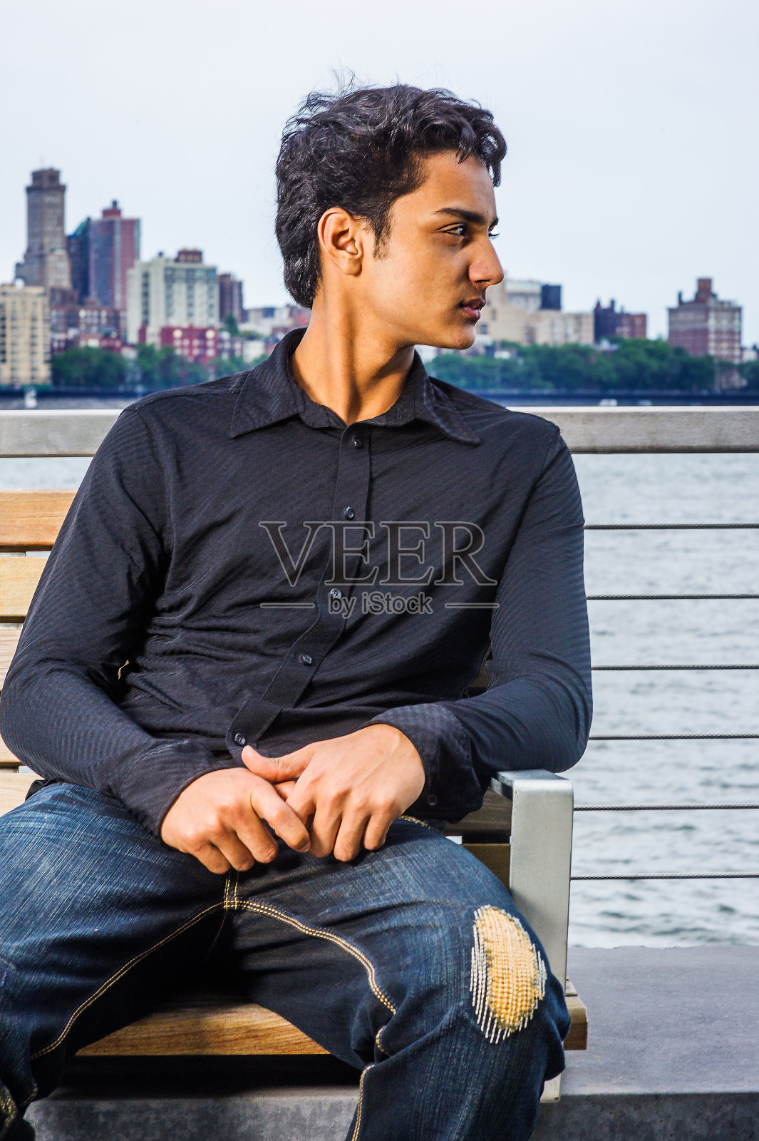 18岁的东印度裔美国青少年在纽约市的肖像照片摄影图片